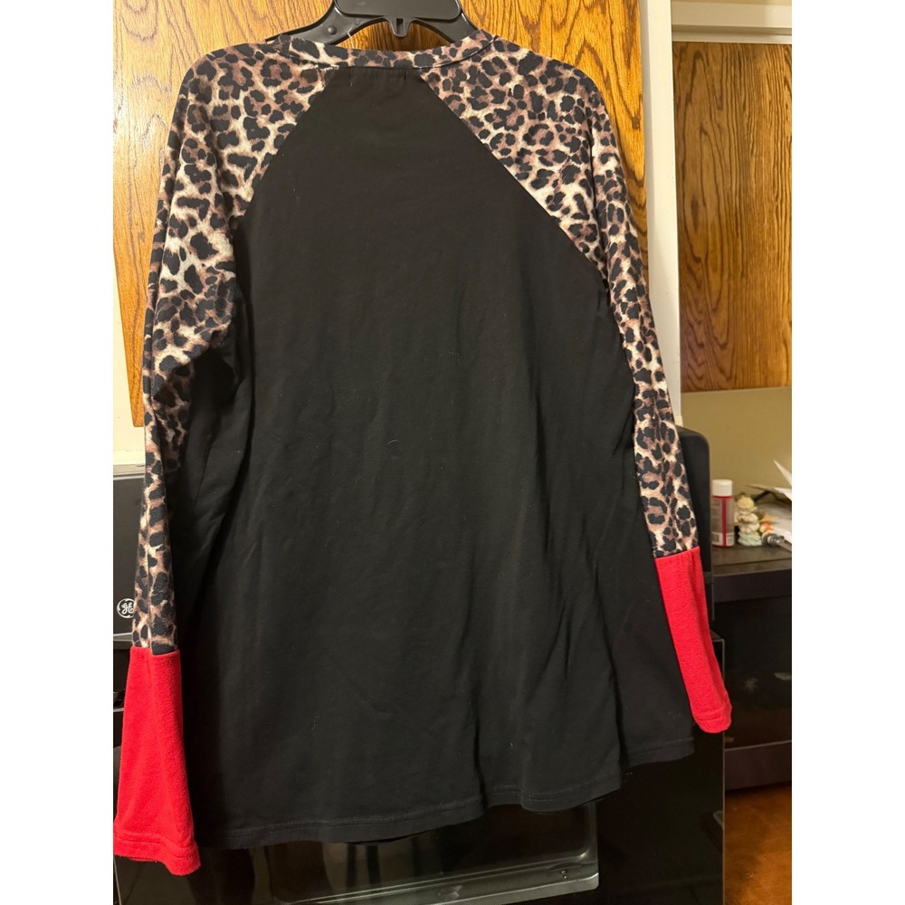 Southern stitch ladies Christmas shirt size M leopard print sleeves w/ red - Picture 3 of 3